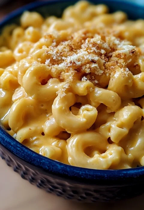 Mac e formaggio cremoso cucinato nella pentola a cottura lenta