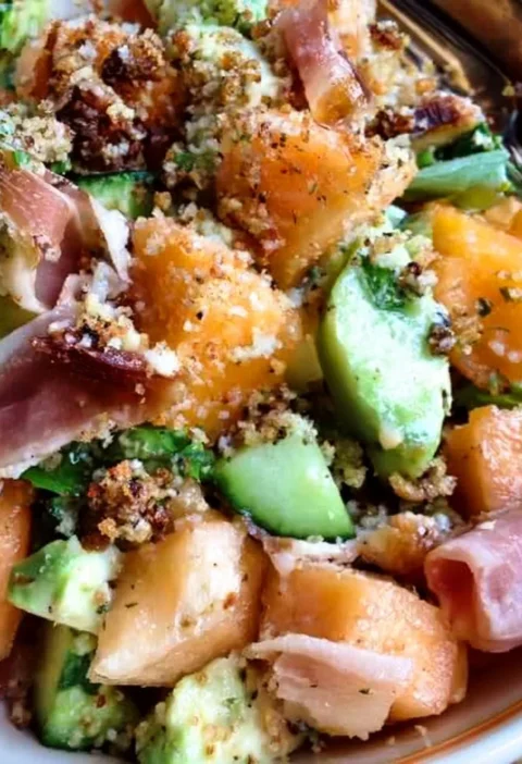 Panzanella con prosciutto e melone, un'insalata estiva fresca e saporita.