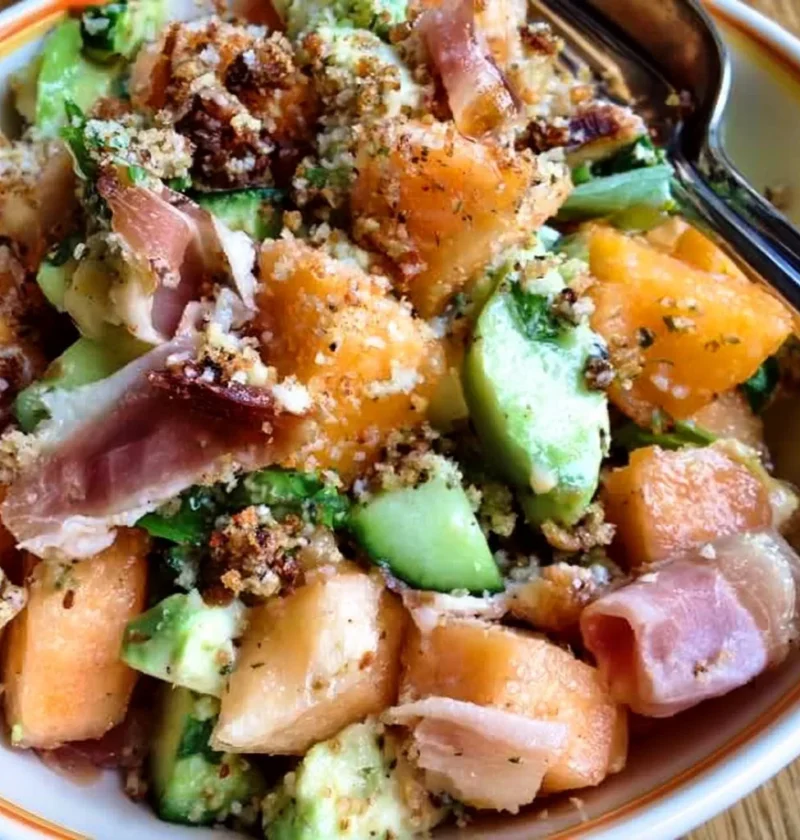 Panzanella con prosciutto e melone, un'insalata estiva fresca e saporita.