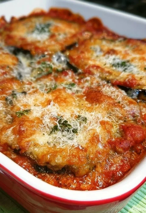 Deliziosa Parmigiana di Melanzane servita in un piatto