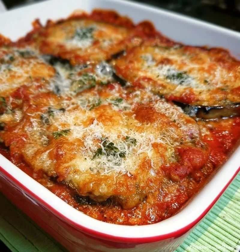 Deliziosa Parmigiana di Melanzane servita in un piatto