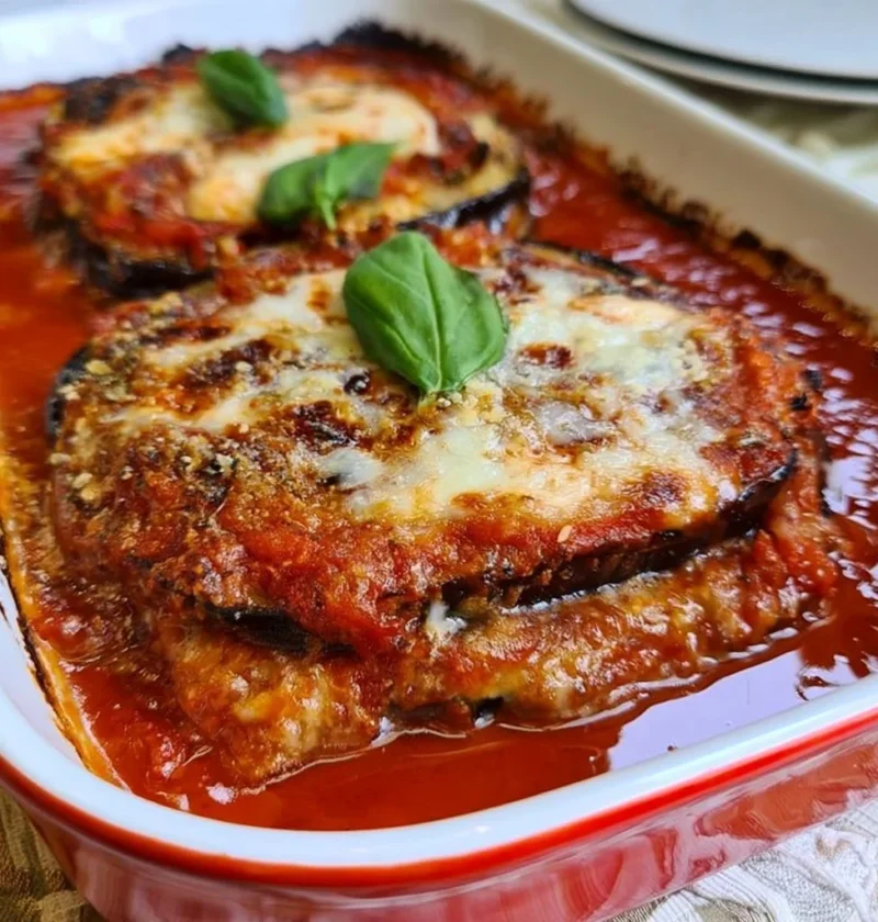 Deliziosa Parmigiana di Melanzane in un piatto rustico italiano.