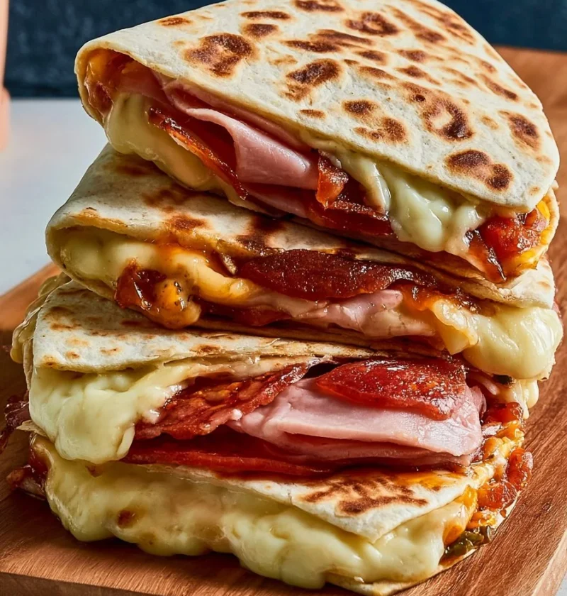 Piadina romagnola farcita con prosciutto e formaggio