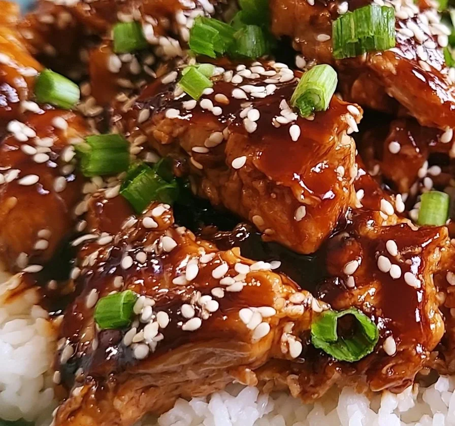 Pollo al sesamo cucinato in slow cooker con ingredienti freschi