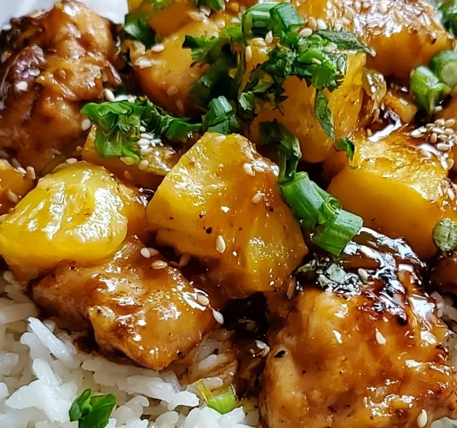 Pollo hawaiano cucinato in pentola a cottura lenta con ingredienti freschi