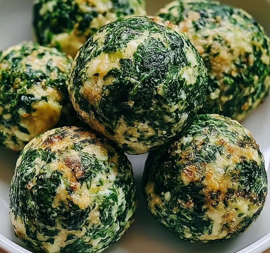 Polpette di spinaci e ricotta servite su un piatto