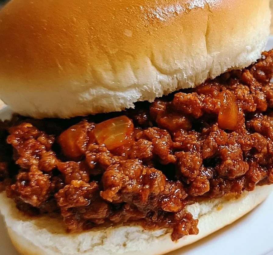 Sloppy Joes al Dr. Pepper serviti su un piatto.
