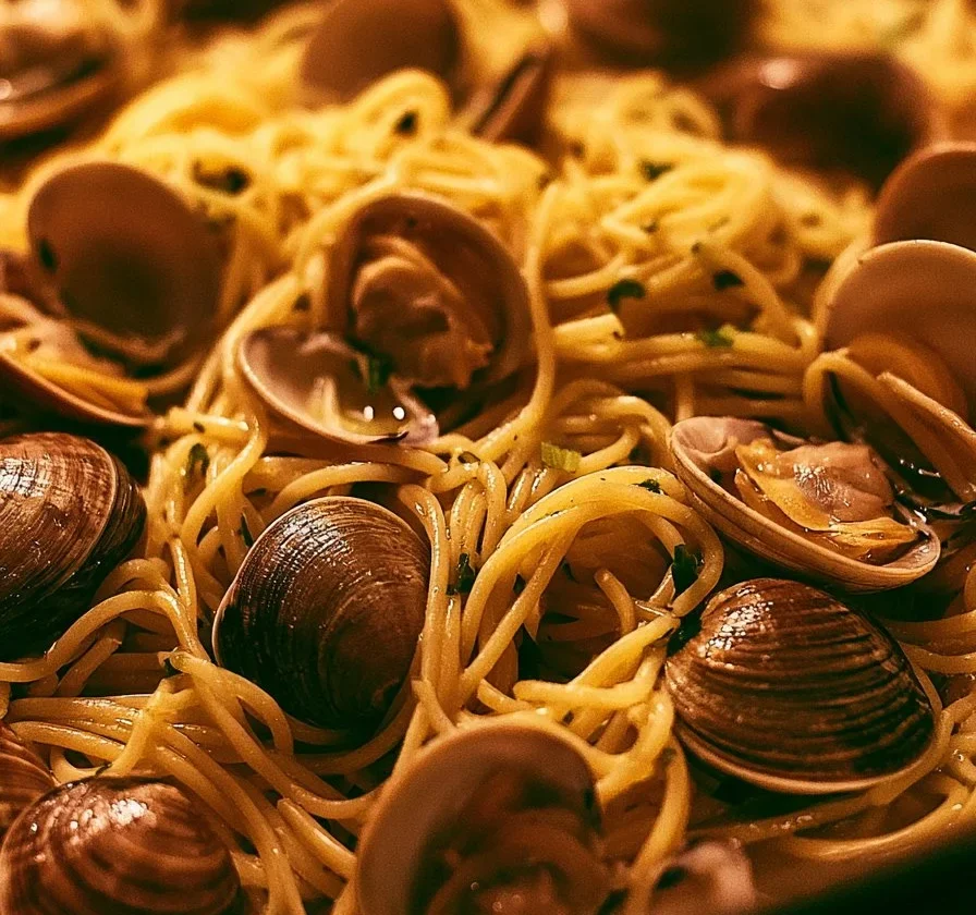 Piatto di spaghetti alle vongole con vongole fresche e prezzemolo