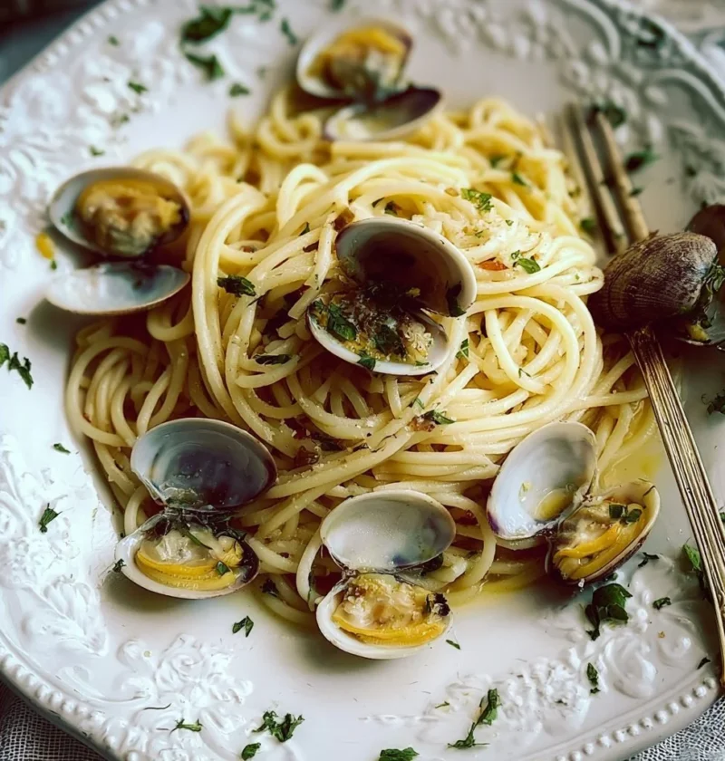 Piatto di Spaghetti alle Vongole con vongole fresche e prezzemolo