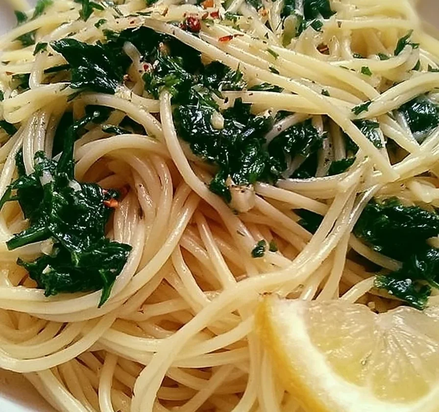 Piatto di spaghetti con aglio e spinaci freschi, un delizioso piatto italiano.