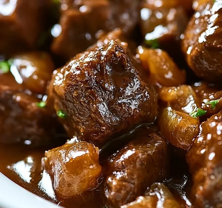 Spezzatino di Manzo in cottura lenta con cipolle su un piatto