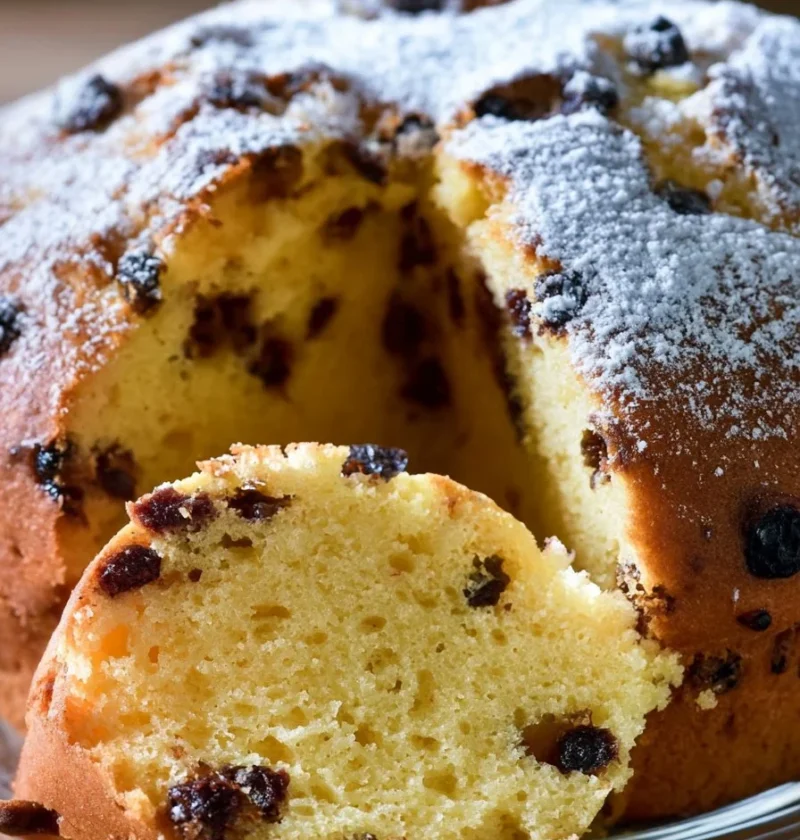 Torta alla panna con banane e gocce di cioccolato pronta da servire
