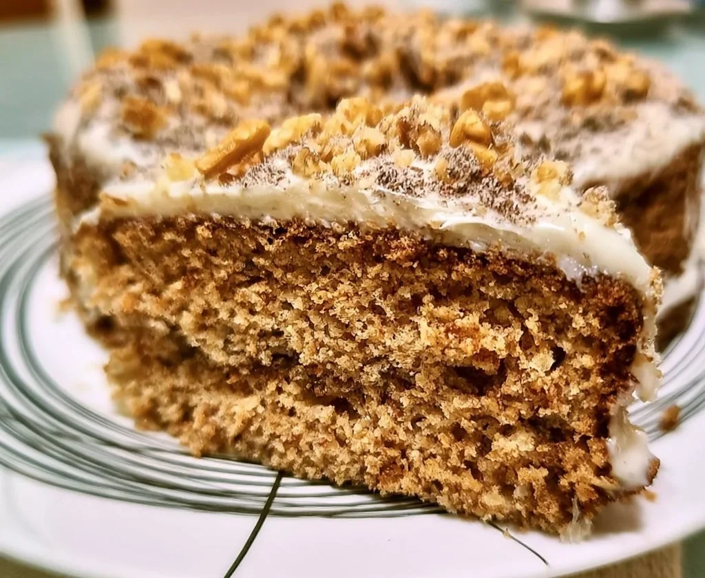 Fetta di Torta alle Noci su piatto decorato
