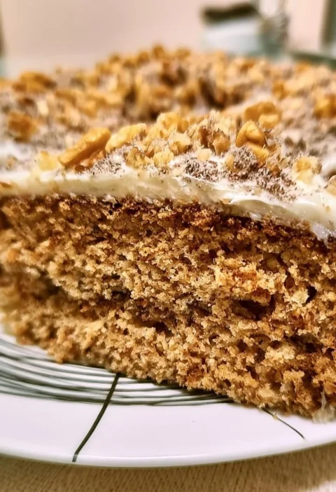 Fetta di Torta alle Noci su piatto decorato
