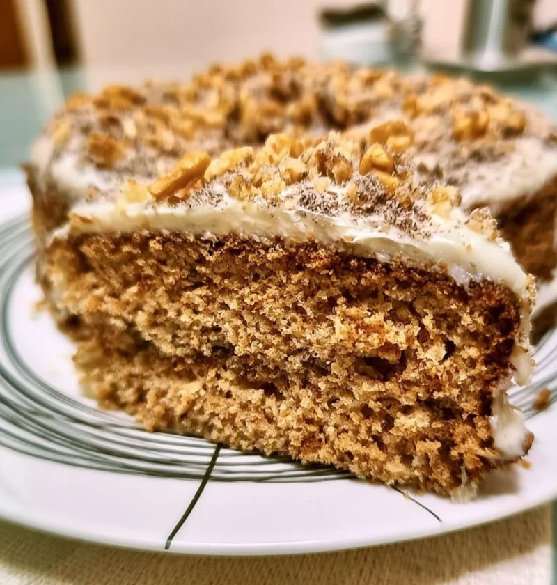 Fetta di Torta alle Noci su piatto decorato