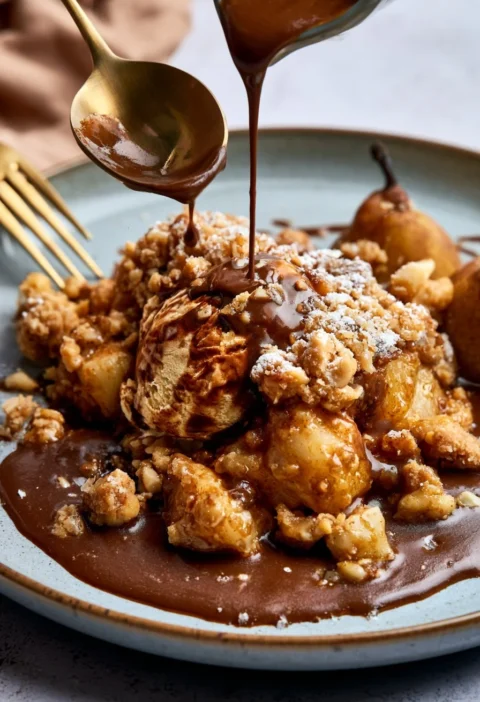 Crumble di Pere e Macadamia servito con Salsa di Cioccolato