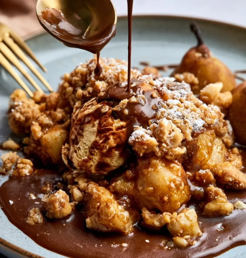 Crumble di Pere e Macadamia servito con Salsa di Cioccolato