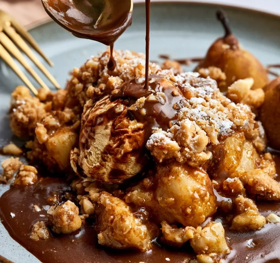 Crumble di Pere e Macadamia servito con Salsa di Cioccolato