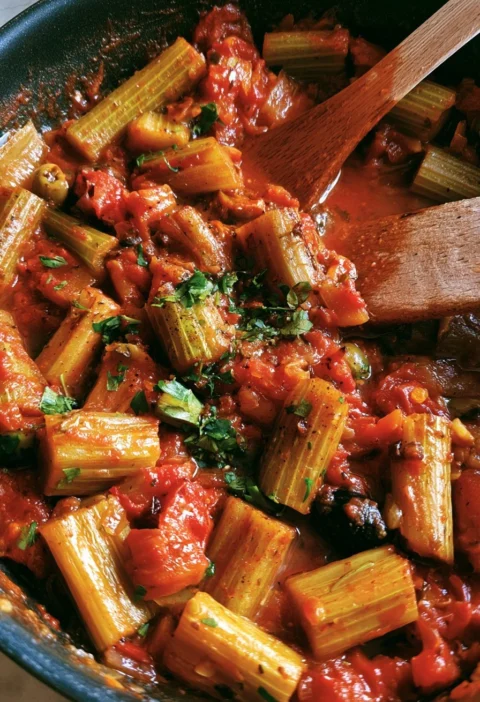 Sedano brasato con pomodoro e olive, un piatto gustoso e sano