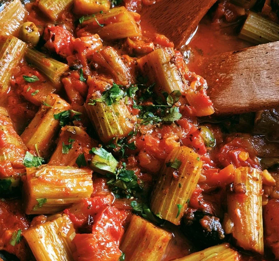Sedano brasato con pomodoro e olive, un piatto gustoso e sano
