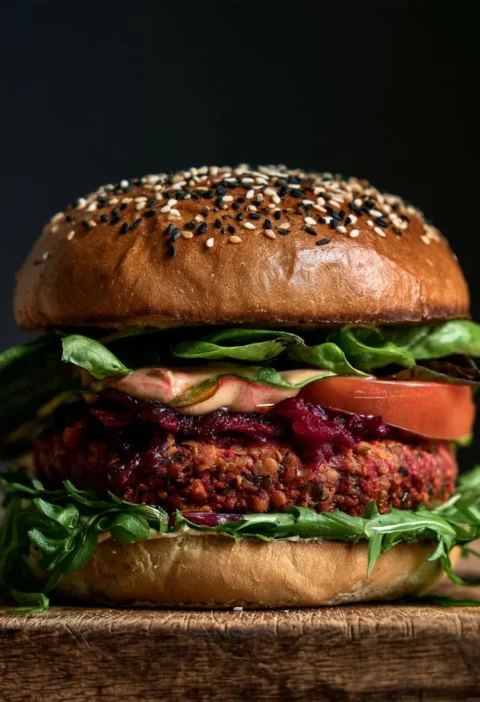 Burger di lenticchie e barbabietola, piatto vegano sano e gustoso