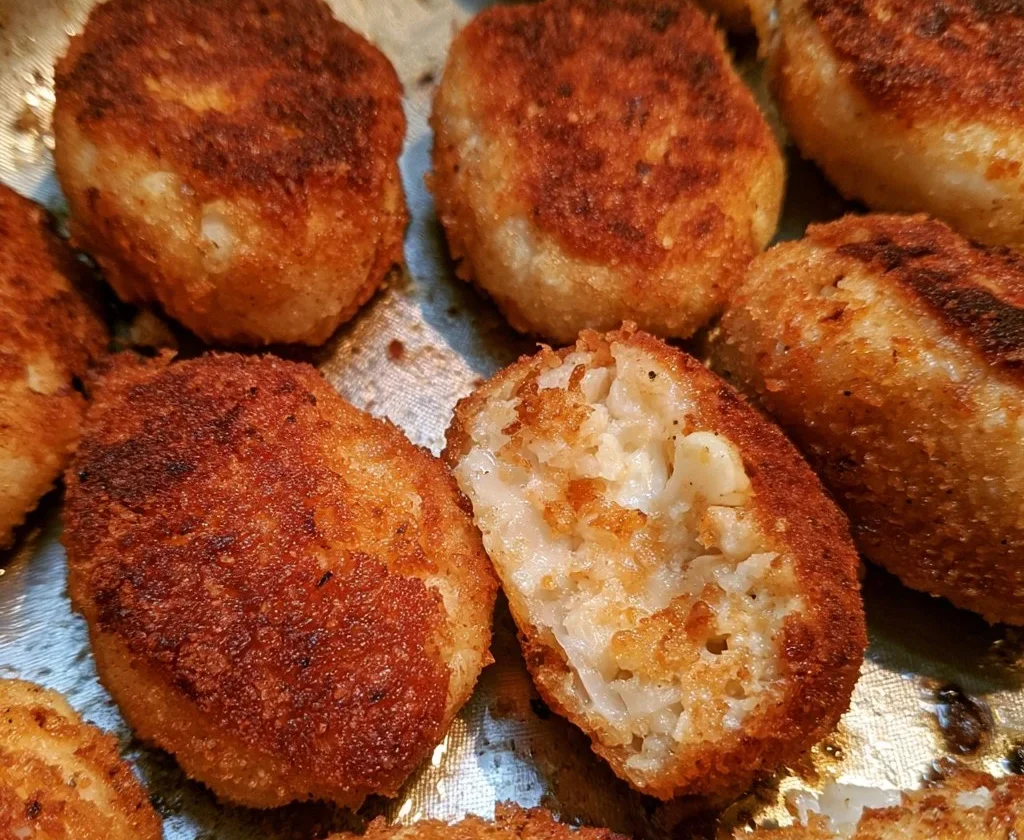 Crocchette di cavolfiore e parmigiano dorate e croccanti su un piatto