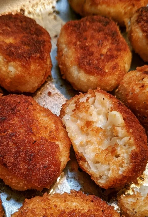Crocchette di cavolfiore e parmigiano dorate e croccanti su un piatto