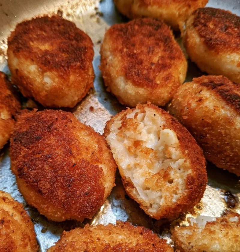 Crocchette di cavolfiore e parmigiano dorate e croccanti su un piatto