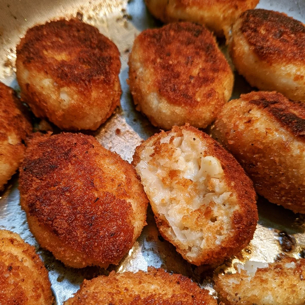 Crocchette di cavolfiore e parmigiano dorate e croccanti su un piatto