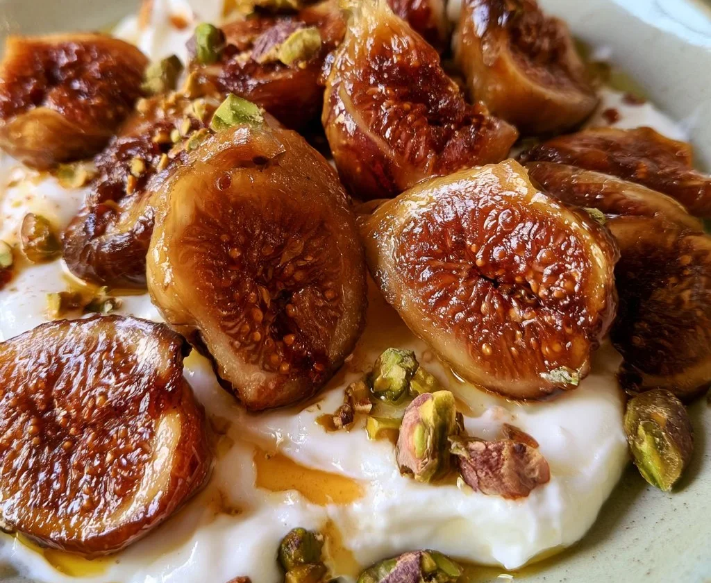 Fichi caramellati serviti con yogurt e pistacchi in un delizioso dessert