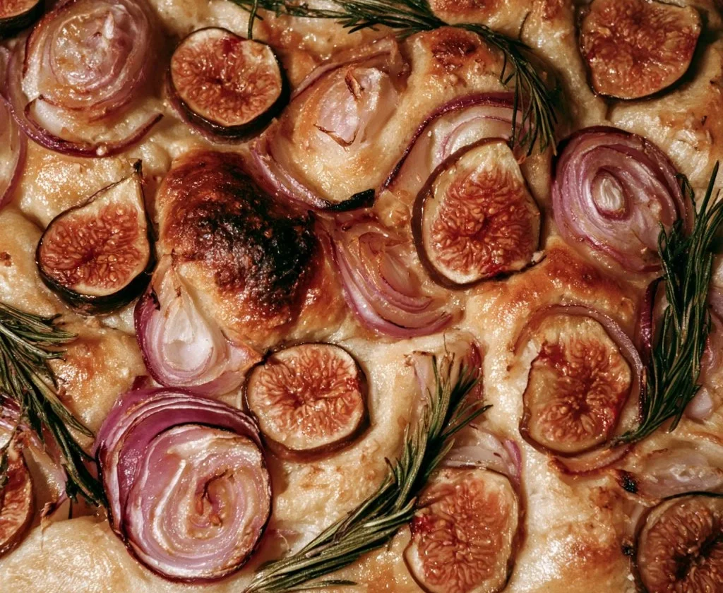 Focaccia con fichi, cipolla rossa e rosmarino fresca e profumata