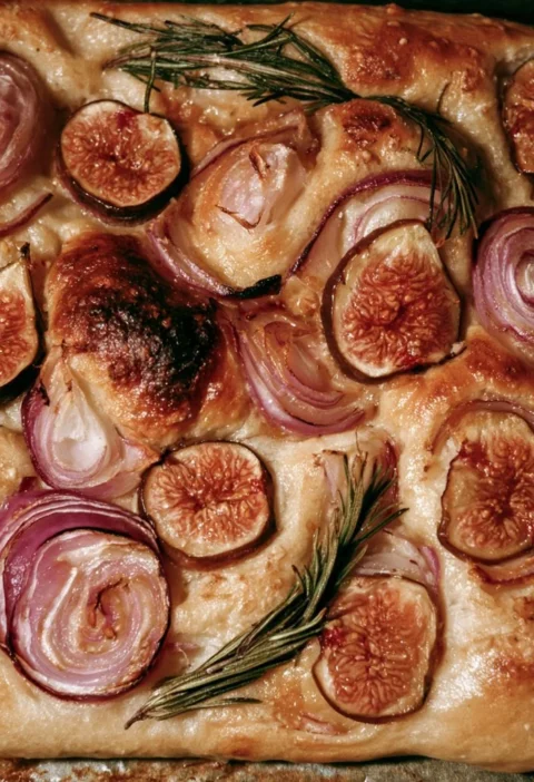 Focaccia con fichi, cipolla rossa e rosmarino fresca e profumata