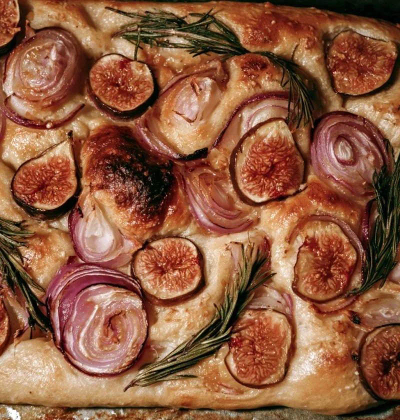 Focaccia con fichi, cipolla rossa e rosmarino fresca e profumata