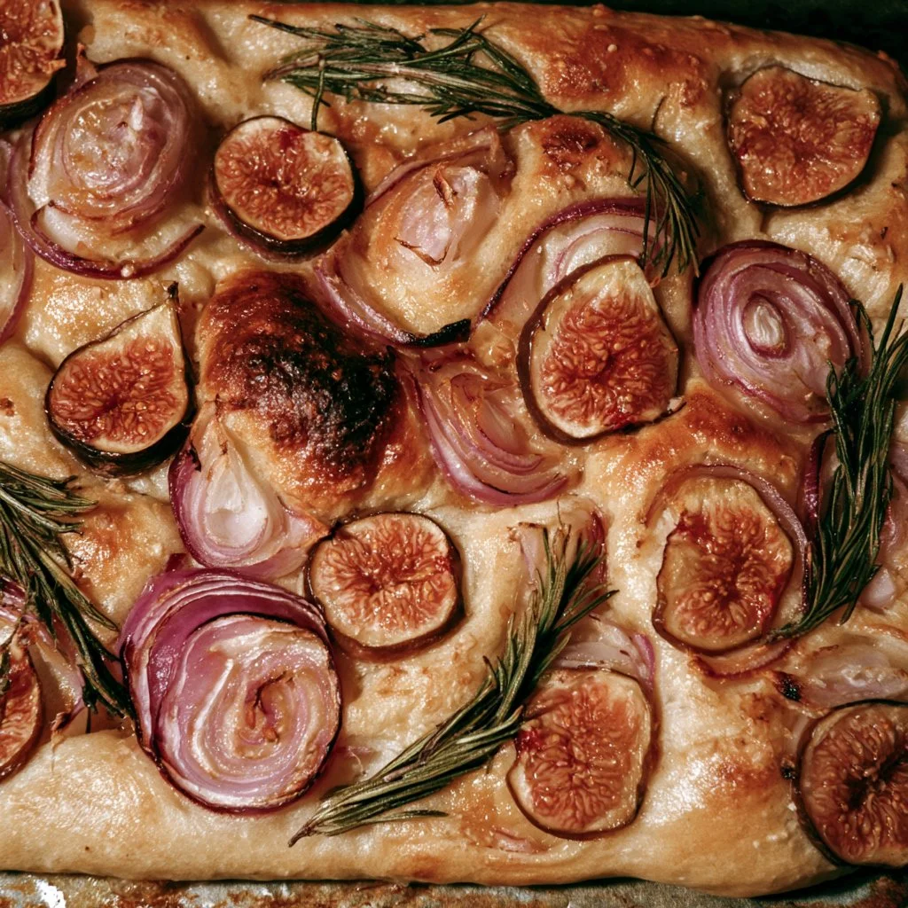 Focaccia con fichi, cipolla rossa e rosmarino fresca e profumata