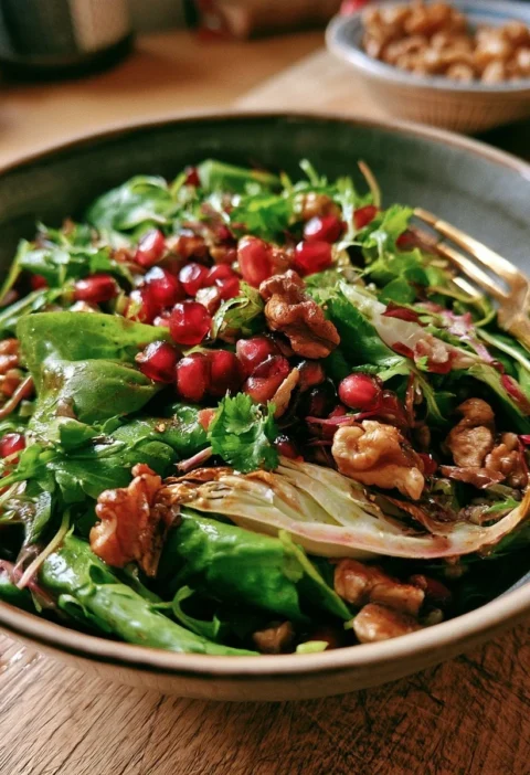 Insalata autunnale con melagrana, finocchi e noci, un piatto sano e gustoso.