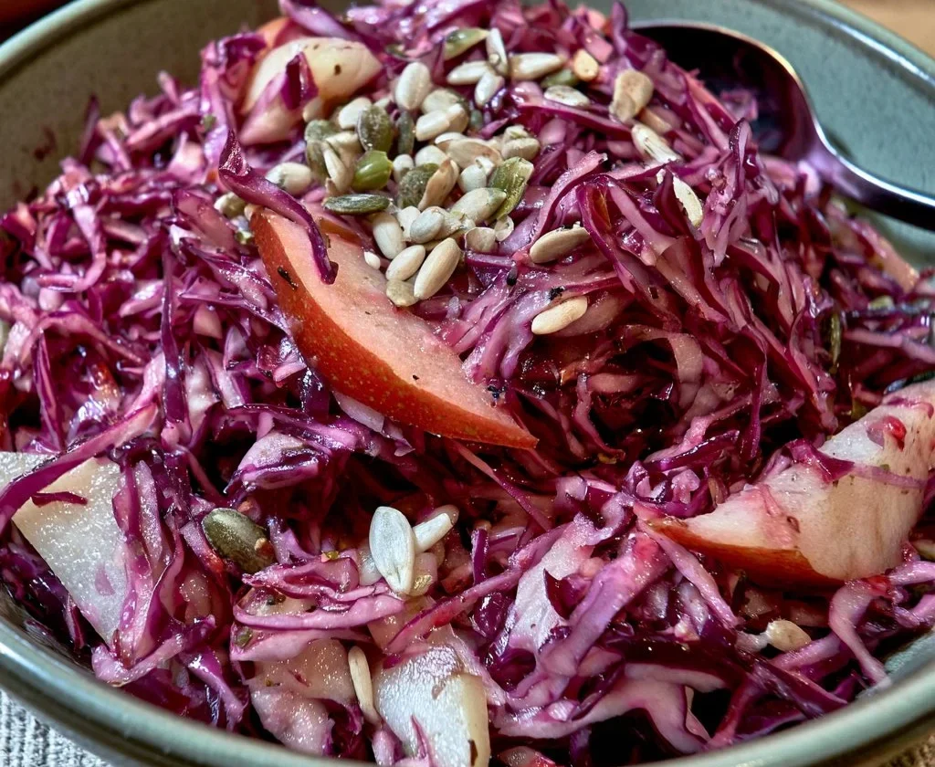 Insalata di cavolo rosso con pere e semi di zucca