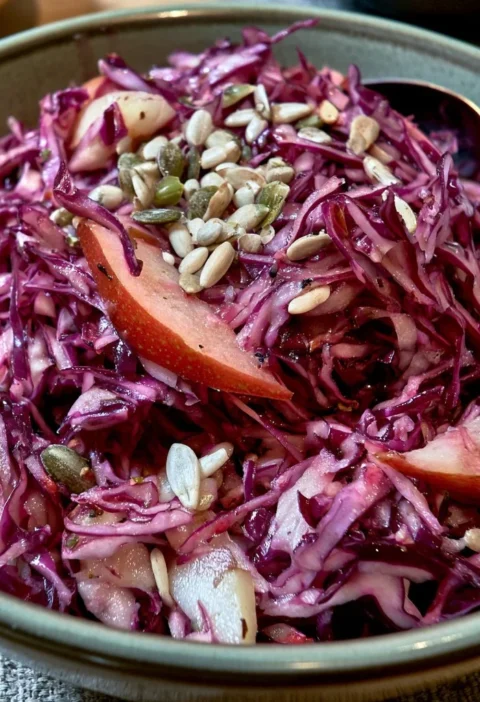 Insalata di cavolo rosso con pere e semi di zucca