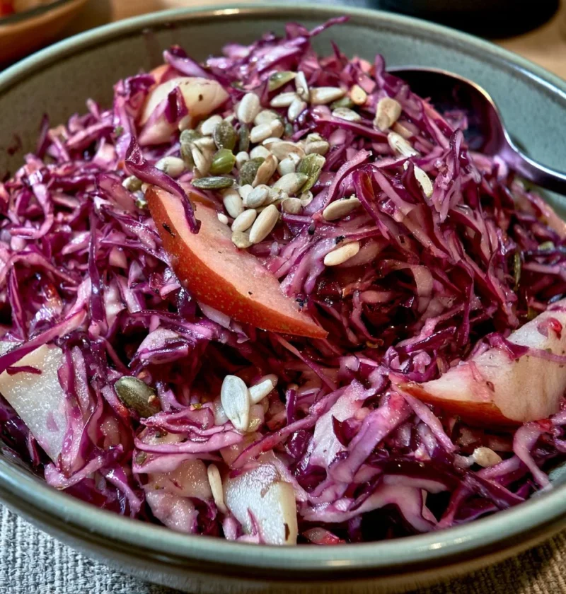 Insalata di cavolo rosso con pere e semi di zucca