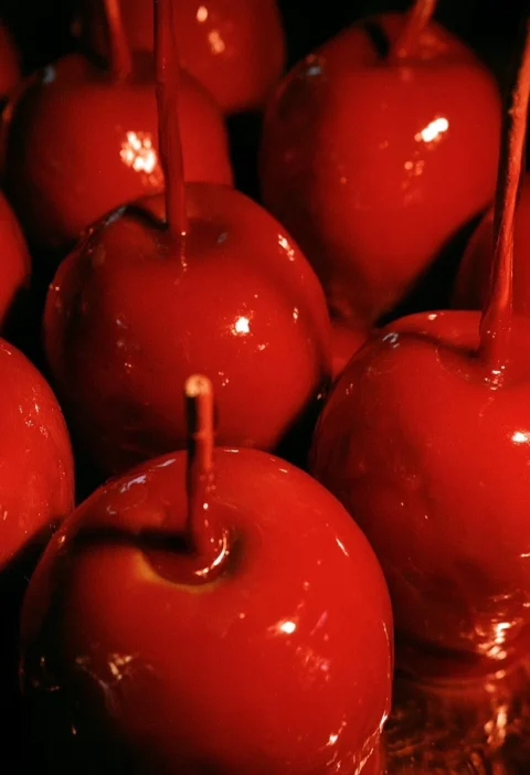 Mele caramellate rosse di Halloween decorate per una festa spettrale