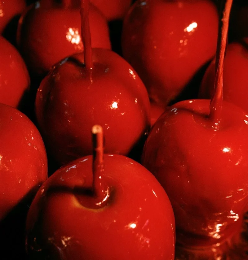 Mele caramellate rosse di Halloween decorate per una festa spettrale
