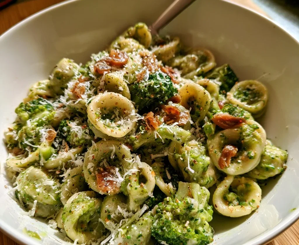 Orecchiette con broccoli e acciughe, un tipico piatto italiano