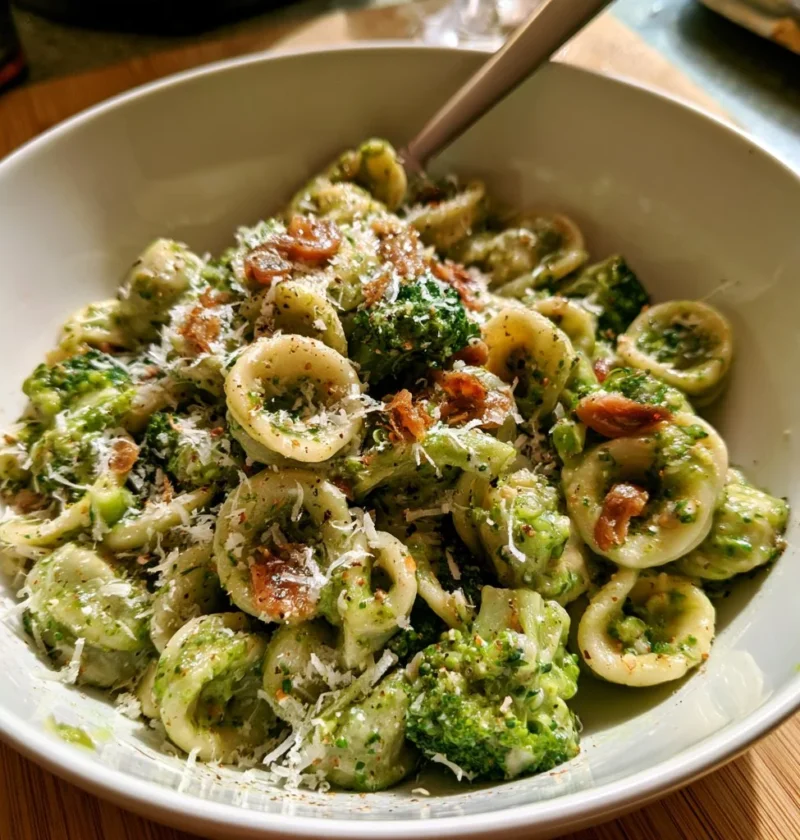 Orecchiette con broccoli e acciughe, un tipico piatto italiano