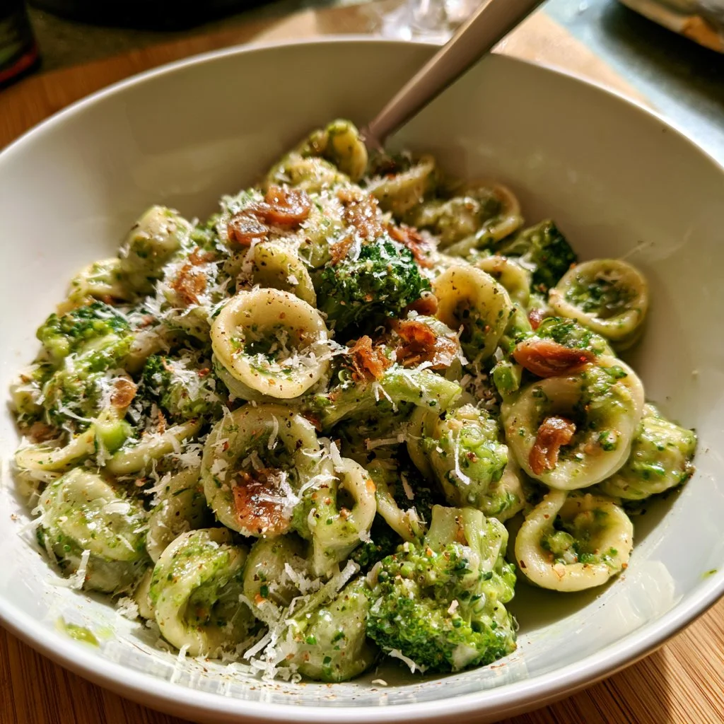 Orecchiette con broccoli e acciughe, un tipico piatto italiano