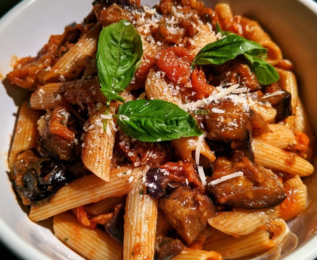 Pasta alla Norma con melanzane e salsa di pomodoro fresco