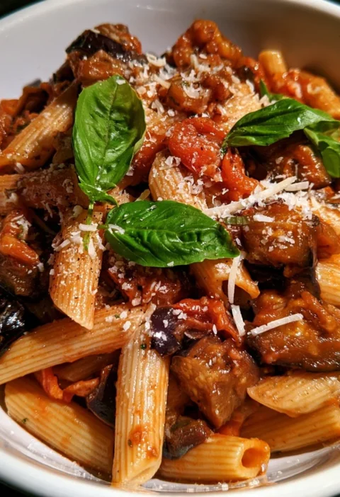Pasta alla Norma con melanzane e salsa di pomodoro fresco