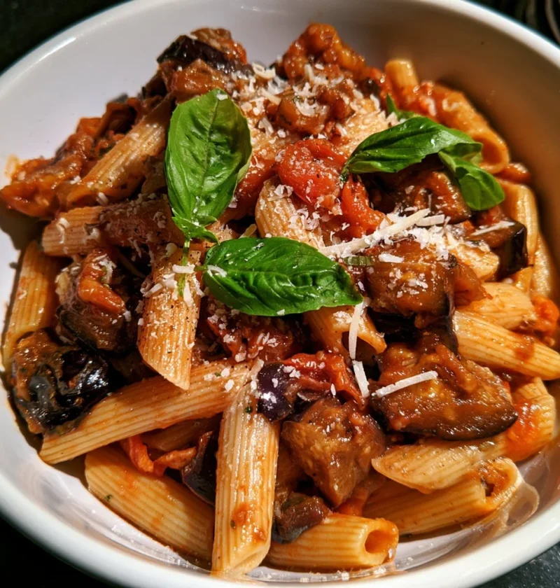 Pasta alla Norma con melanzane e salsa di pomodoro fresco