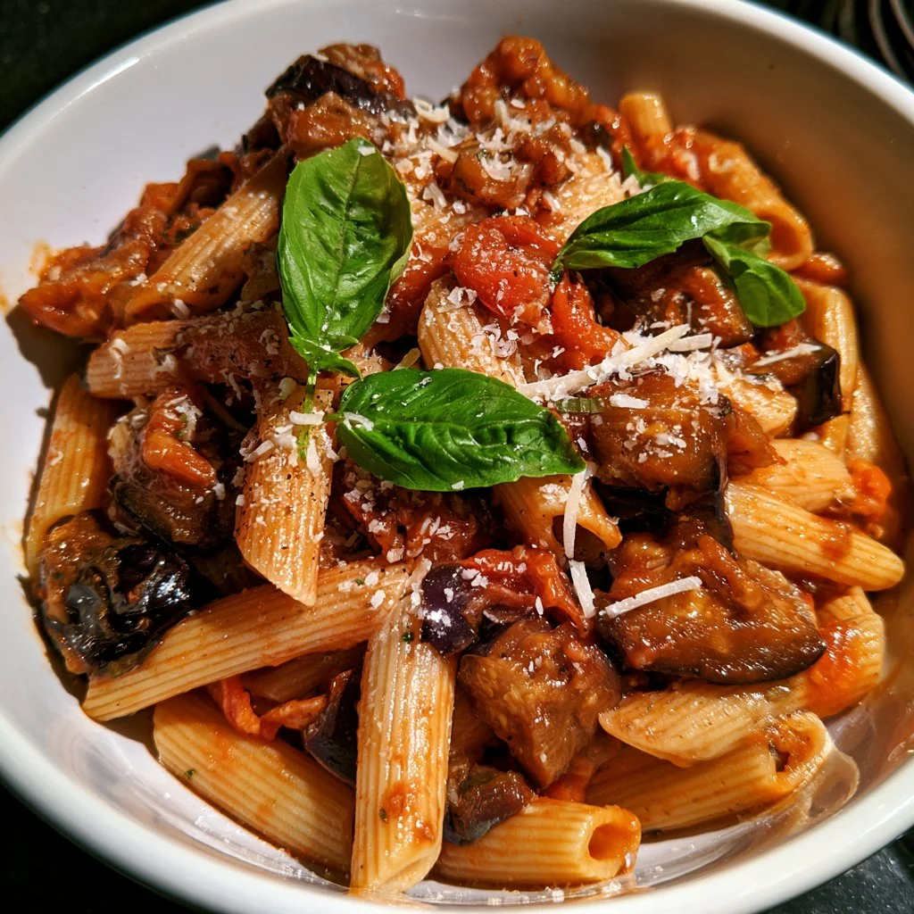 Pasta alla Norma con melanzane e salsa di pomodoro fresco