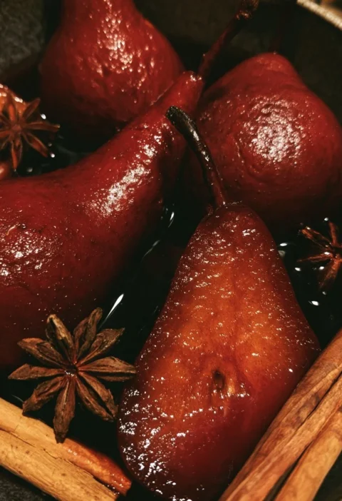 Pere cotte al vino rosso con spezie, un delizioso dessert autunnale