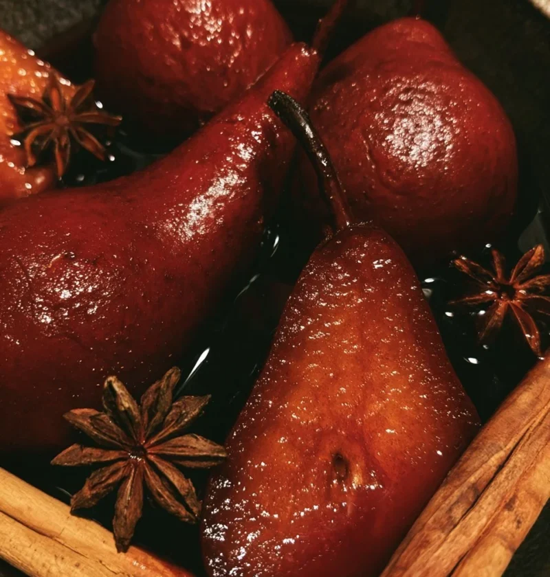 Pere cotte al vino rosso con spezie, un delizioso dessert autunnale