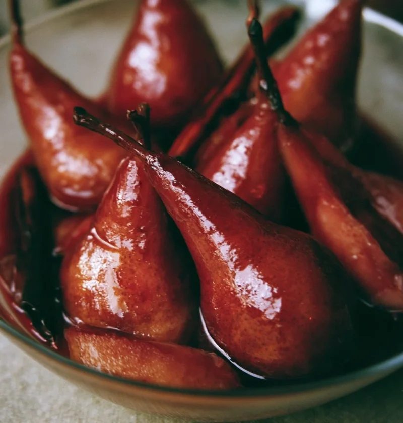 Pere cotte al vino rosso con spezie servite in un piatto